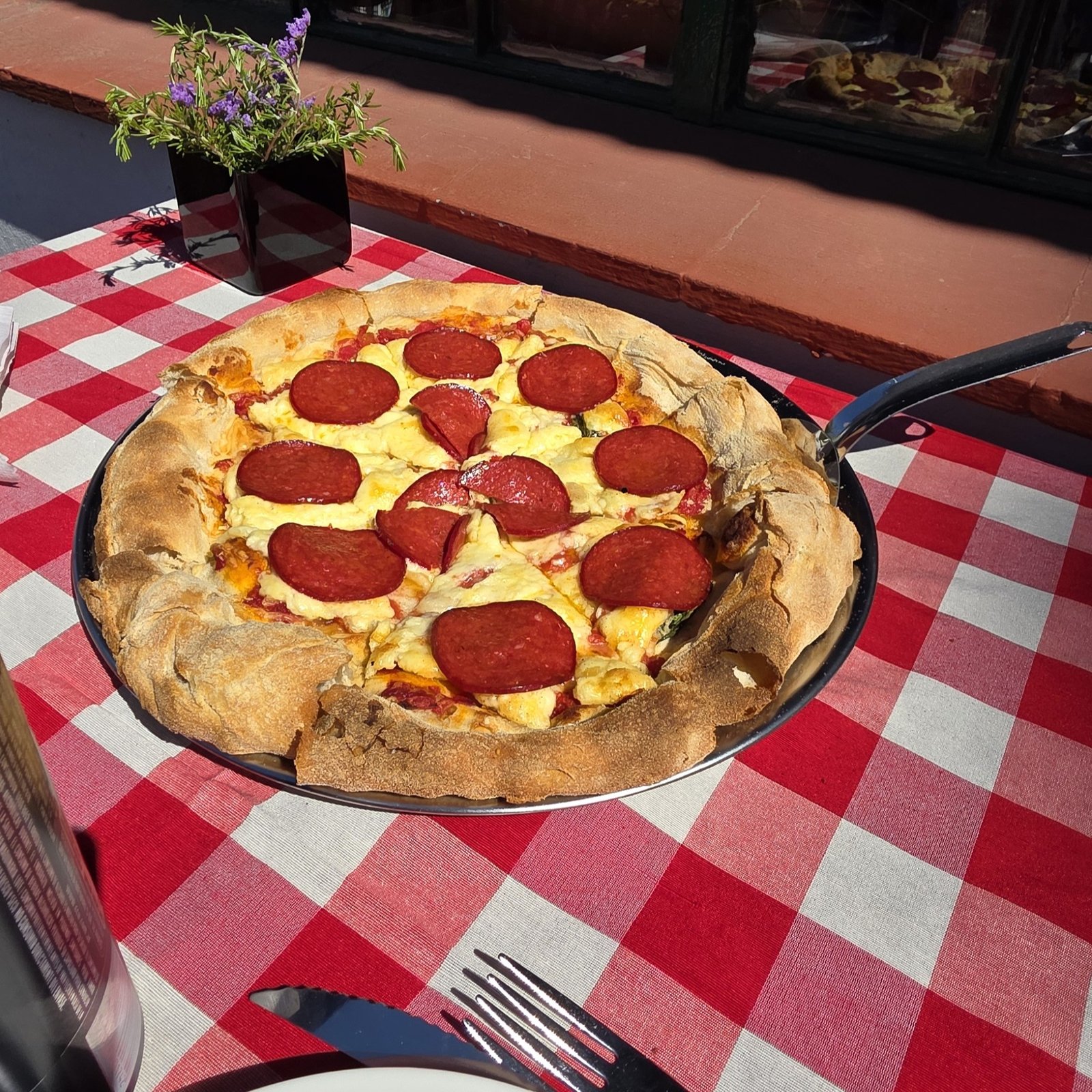 Pizza napolitana a la piedra recién horneada, La Crosta Mendoza